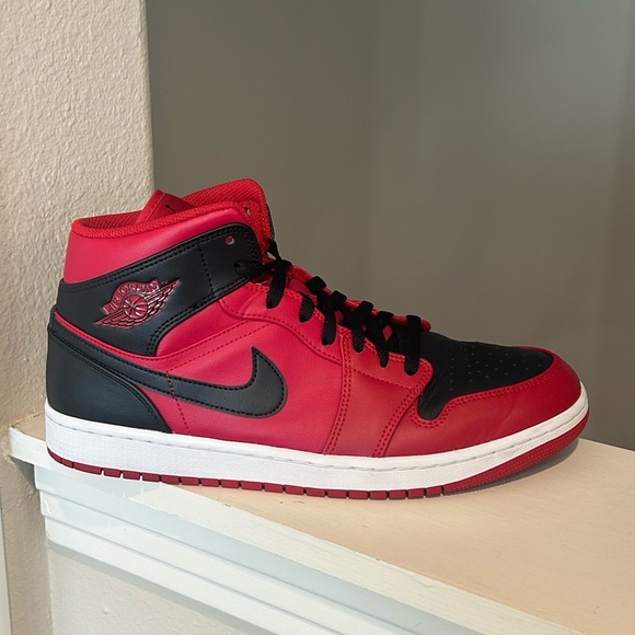 Jordan 1 Mid Reverse Bred (2021) *LIGHTLY WORN* Men’s Size 11.5 554724-660 - Picture 2 of 9